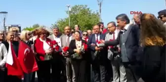 Izmir CHP'li Milletvekilleri 'Hayırlı Cumalar' Yazan Karanfil Dağıttı'