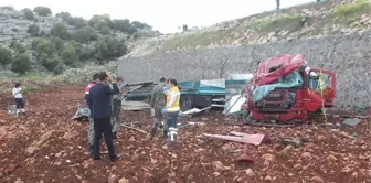 Gaziantep'te Tır Uçuruma Yuvarlandı: 1 Ölü