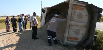 Çakıl Yüklü Hafriyat Kamyonu Devrildi