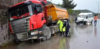 Karabük'te Minibüs Tır'a Çarptı: 5 Yaralı