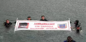 Jandarma 178. Kuruluş Yıl Dönümünü Su Altında Pankart Açarak Kutladı