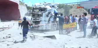 Hakkari Beton Mikseriyle Köprüden Uçtu