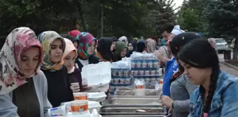 Yaptırdığı Okulun Öğrencilerine İftar Verdi