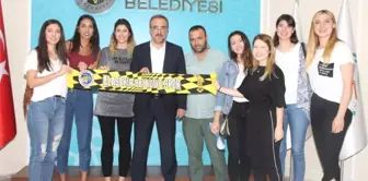 Alaşehirli 'Sarı Melekler' 8 Oyuncu ile Sözleşme İmzaladı