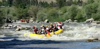 Kemah'tan Geçen Karasu'da Rafting Yapıldı