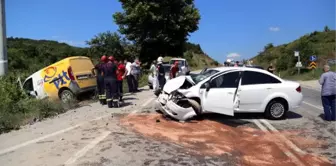 Hafif Ticari Araç ile Otomobil Çarpıştı: 3 Yaralı