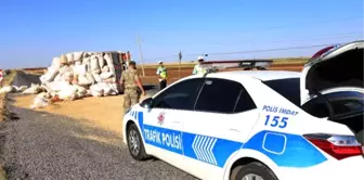 Siverek'te Saman Yüklü Kamyon Devrildi: 8 Yaralı