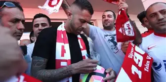 Antalyaspor'un Yıldızı Menez, Sakatlığı Nedeniyle Ülkesine Döndü, En Az 3 Ay Yok