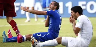 Chiellini, Yaptığı Faulle Omzunu Isıran Suarez'den İntikamını Aldı