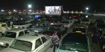 Klasik Araba İçinde Açık Hava Sinema Keyfi