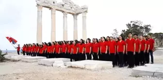 Tarihi ve Turistik Yerlerde İstiklal Marşı Söylediler