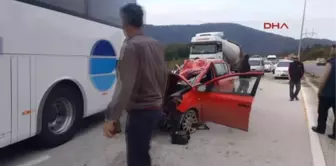 Düzce Kamyonla Çarpışan Otomobilin Sürücüsü Genç Kız Öldü