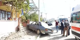 Otomobil Önce Kamyona Sonra Bahçe Kapısına Çarptı: 5 Yaralı