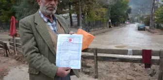 Belediyeye Kızdı, Sokak Olarak Kullanılan Arsasını Trafiğe Kapattı