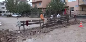 Belediyeye Kızdı, Sokak Olarak Kullanılan Arsasını Trafiğe Kapattı