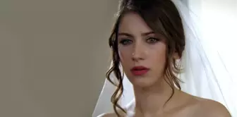 Hazal Kaya'nın Kanser Hastası Annesinin Saçlarını Kazıdığı Kare Olay Oldu