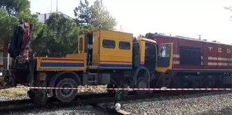 Yük Treni Bakım Aracı ile Çarpıştı: 3 Yaralı