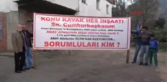 Ardahan Duvarları Çatlayan, Tavanı Çöken Evi İçin Hes'i Pankartlı Protesto Etti