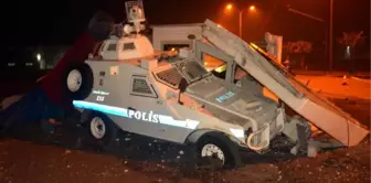 Tır, Polis Kulübesinin Üzerine Devrildi: 1'i Polis, 3 Yaralı