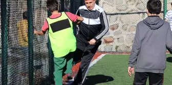 Çocuklarla Futbol Oynadı, Çay Budadı