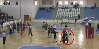 Voleybol Maçında Taraftar Bıçakla Sahaya Girdi