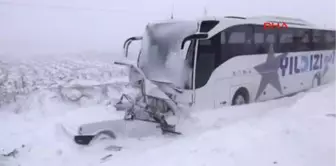 Tokat-Yolcu Otobüsü, Park Halindeki Otomobile Çarptı 1 Ölü, 3 Yaralı