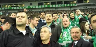 Bursa Emniyet Müdürü Osman Ak Bursaspor - Beşiktaş Maçını 'Teksas' Tribününde Taraftarlarla İzledi