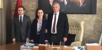 Madalyasını Başkan Küçük'e Hediye Etti