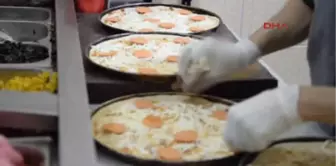 Hatay Esnaftan Askere Türk Bayraklı Pizza ve Tatlı