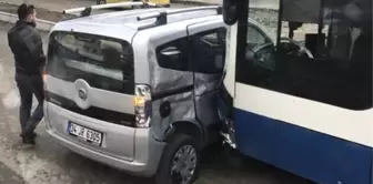 Geri Dönmeye Çalışan Otomobile Belediye Otobüsü Çarptı