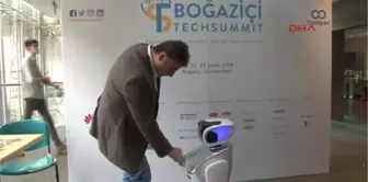 Robot Sanbot Teknoloji Zirvesinde İlgi Odağı Oldu