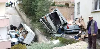 Kamyonet 20 Metre Yükseklikten Otomobilin Üzerine Düştü