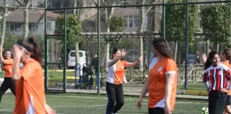 Kızlar da Futbol Oynar