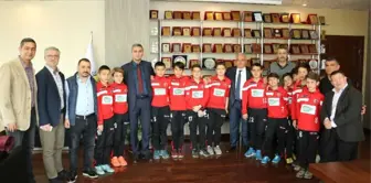 Şampiyon Sporcular Başkan Tollu'yu Ziyaret Etti