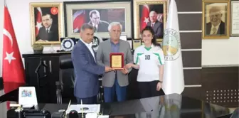 Sporculardan Başkan Toprak'a Plaket