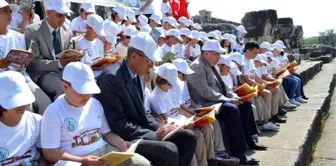 Binlerce Yıllık Tapınakta Kitap Okudular