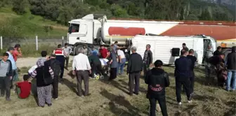 Antalya'da Akaryakıt Tankeri ile Öğrenci Servisi Çarpıştı: 1'i Ağır 16 Yaralı (2)