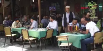 İzmir Annesinin Yaptığı Tatlıları Satarak Kazandığı Parayla Milletvekili Aday Adaylığına Başvurdu