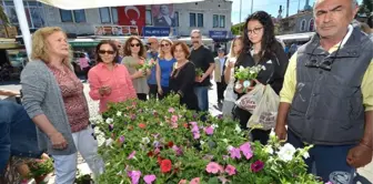 Foça Belediyesi, 'Anneler Günü'nü Çiçeklerle Kutladı