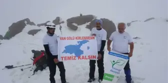 Van Gölü'ne Dikkat Çekmek İçin Süphan Dağı'na Zirve Yaptılar