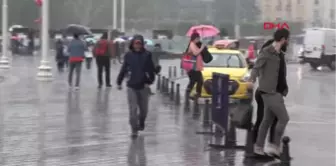 Taksim'de Yağmura Yakalananların Zor Anları