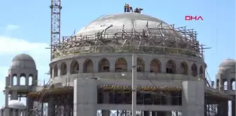 İstanbul Taksim Camii'ne Türk Bayrağı Dikildi