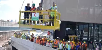 Otomobil Rezidans İnşaatı Temeline Uçtu; Yaralılar Vinçle Çıkarıldı