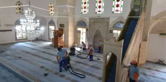 Muratpaşa'da Cami ve Mescitlere Düzenli Bakım