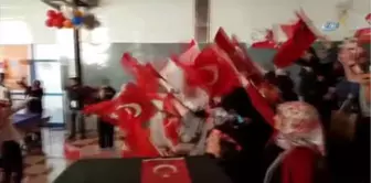 Fransa'daki Türklerden Bayram Havasında Seçim Kutlaması