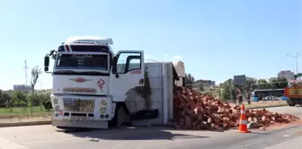 Burdur'da Tuğla Yüklü Kamyon Otomobille Çarpıştı: 3 Yaralı