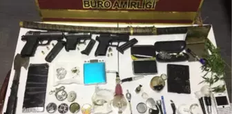 İş Yerinden Tabancalar, Kılıç ve Uyuşturucu Çıktı: 4 Gözaltı