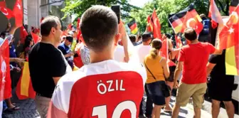 Almanya'da Yaşayan Türkler, Mesut Özil İçin Sokaklara Döküldü