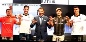 Beşiktaş'ta Yeni Transfer İçin Toplu İmza Töreni Yapıldı