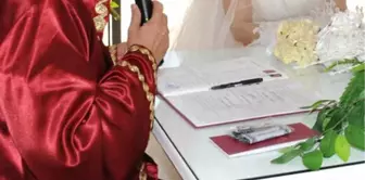 Gelinin Kelime Oyununa Bozulan Nikah Memuru, Masadan Kalktı